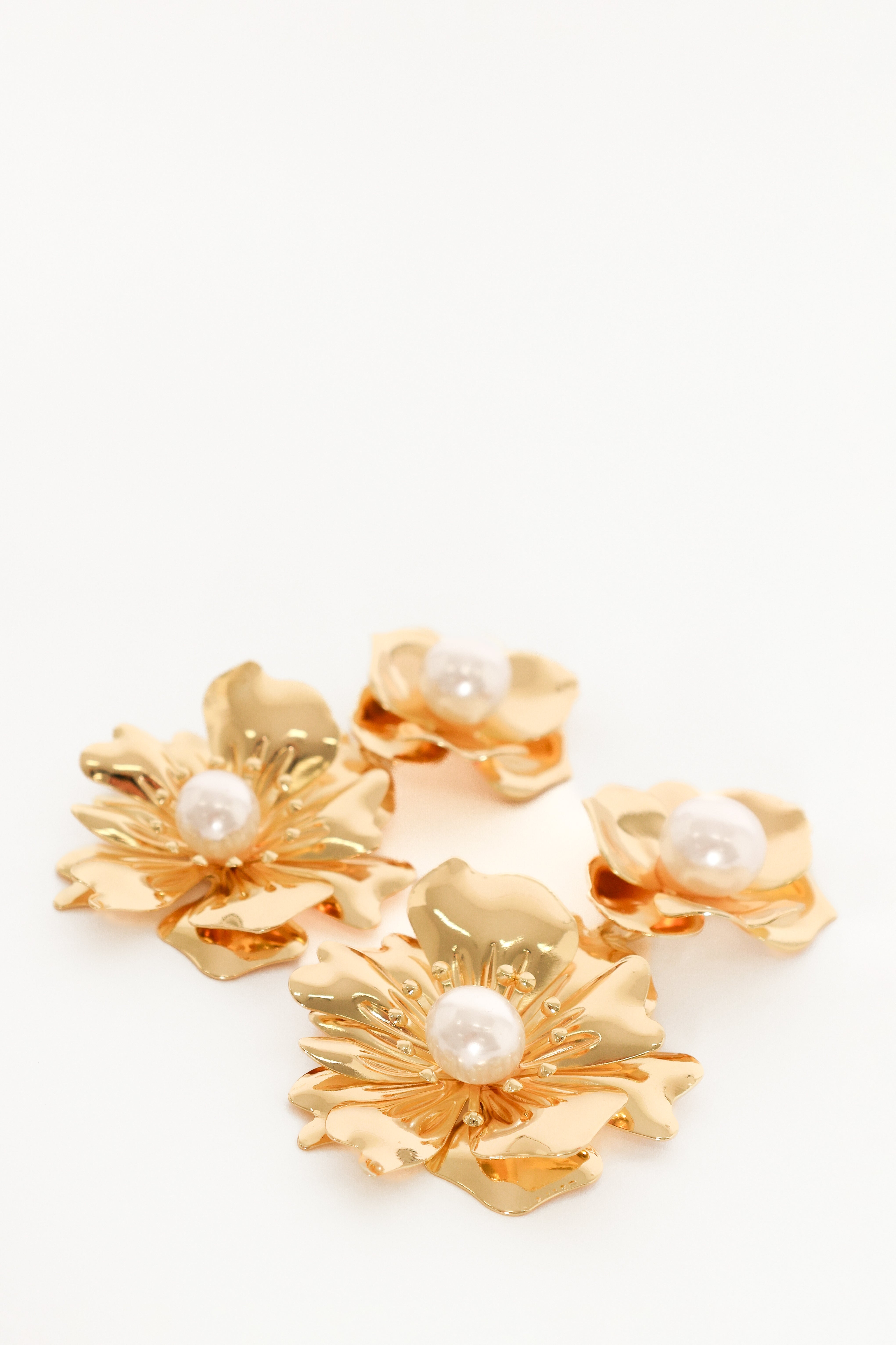 Lilou Flower Pearl Earrings - Gold