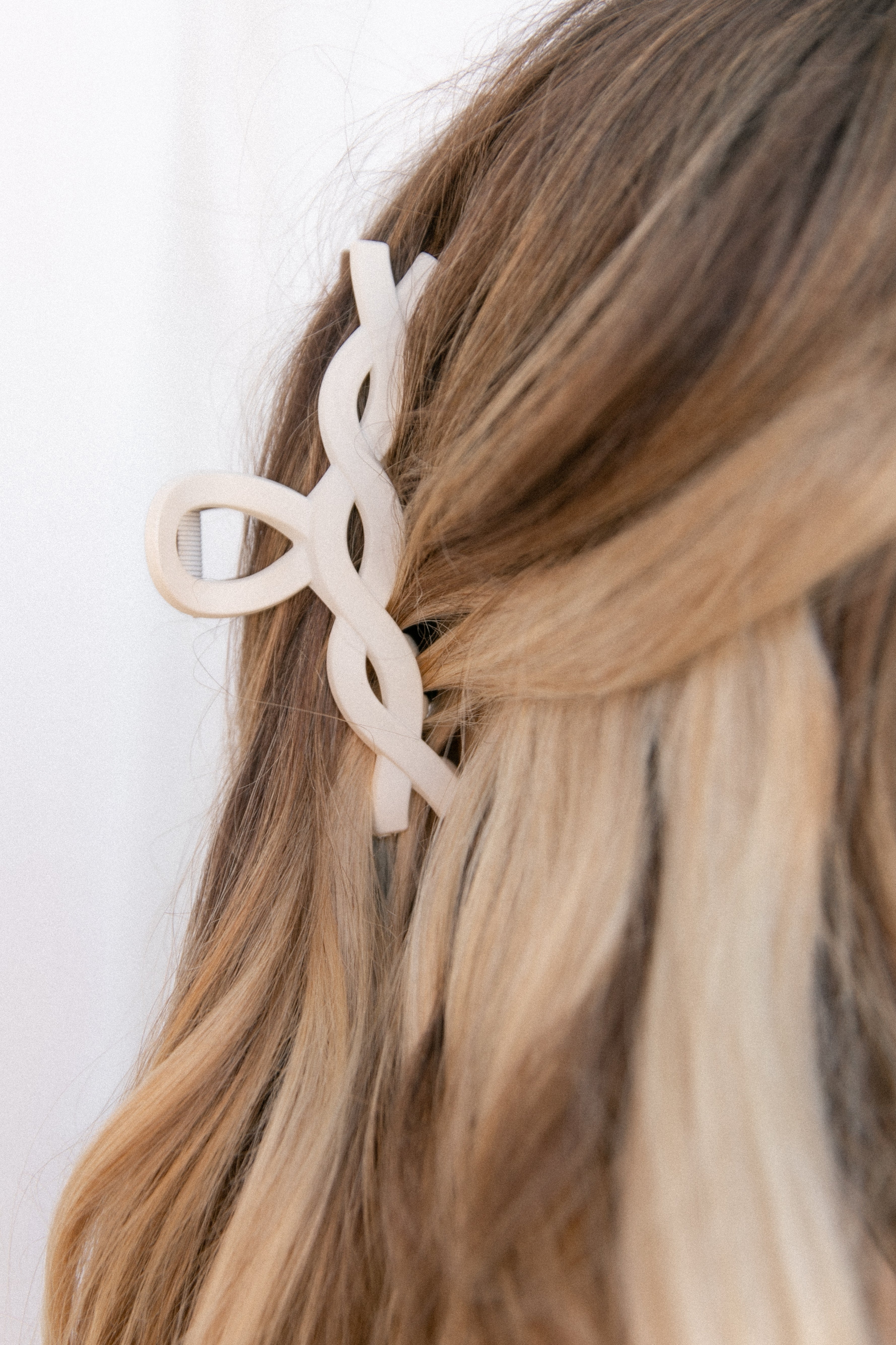 Connie Two Tone Hairclip - White/Tan