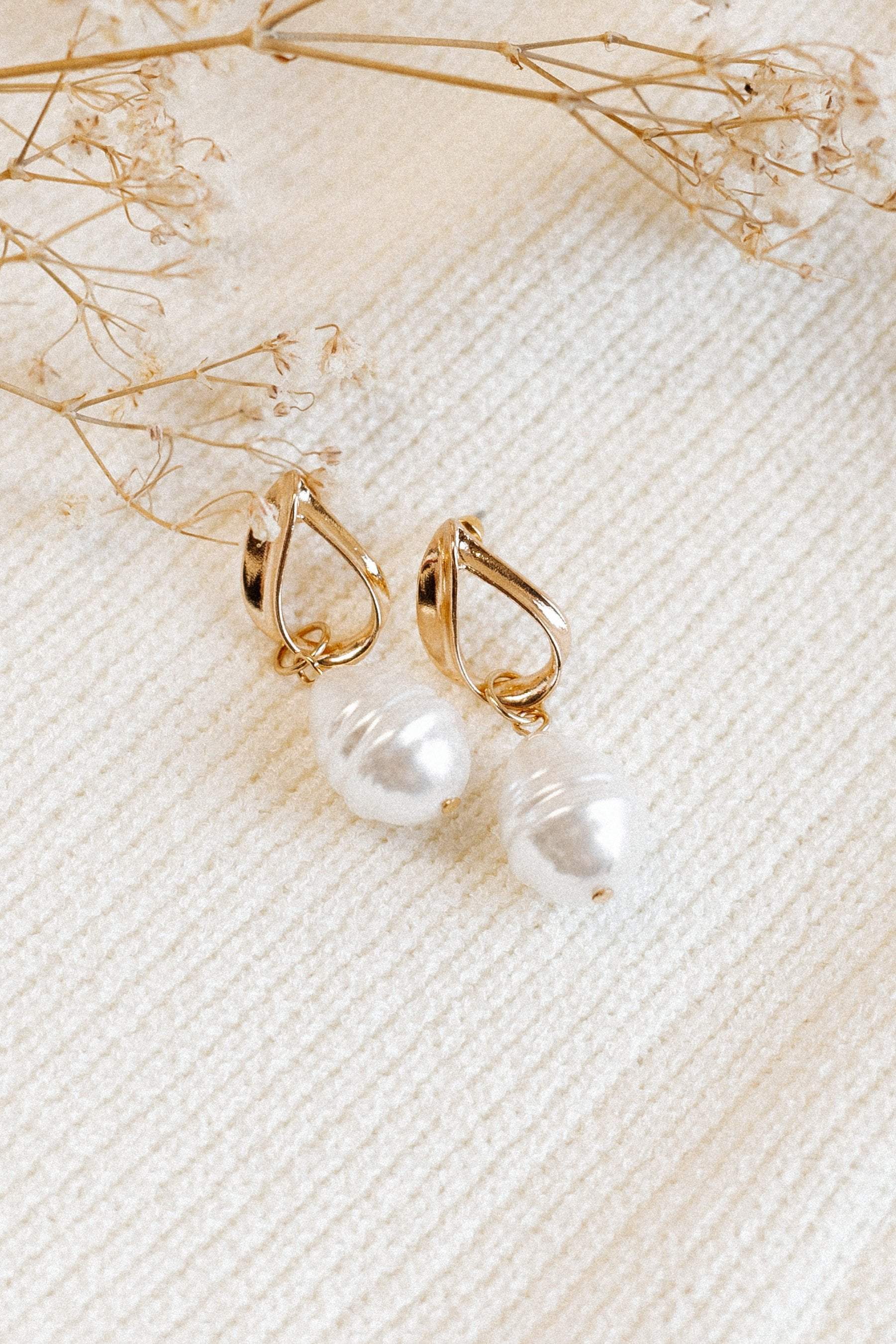 Medella Earrings - Pearl